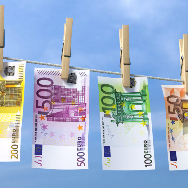 3D Illustration Geldscheine mit Wäscheklammern blauer Himmel
